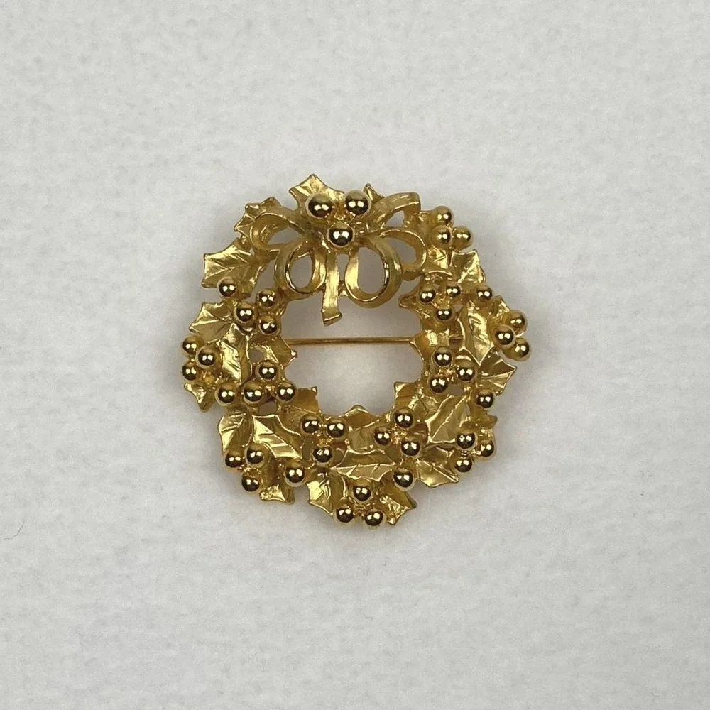 Vintage Gold Tone Christmas Holly Wreath Brooch Holiday Pin with Bow Accessory - Picture 1 of 3